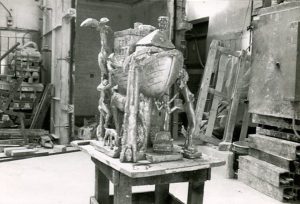 Arche Treuhand 1994 Tischfuß Bronze Auftrag für BBT Stuttgart Zustand